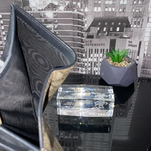 Authentic Gucci GG 🐝Supreme Bee Wallet - Picture 10 of 17